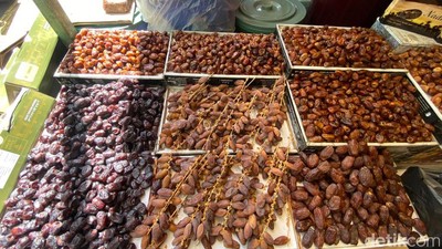 Suasana Pasar Kurma di Tanah Abang, Ada Kurma Ajwa Rp 300 Ribu per Kg!