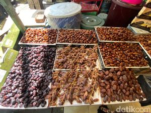 Suasana Pasar Kurma di Tanah Abang, Ada Kurma Ajwa Rp 300 Ribu per Kg!