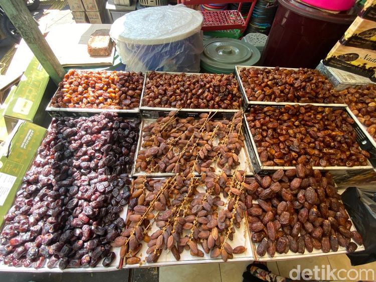 Suasana Pasar Kurma di Tanah Abang, Ada Kurma Ajwa Rp 300 Ribu per Kg!