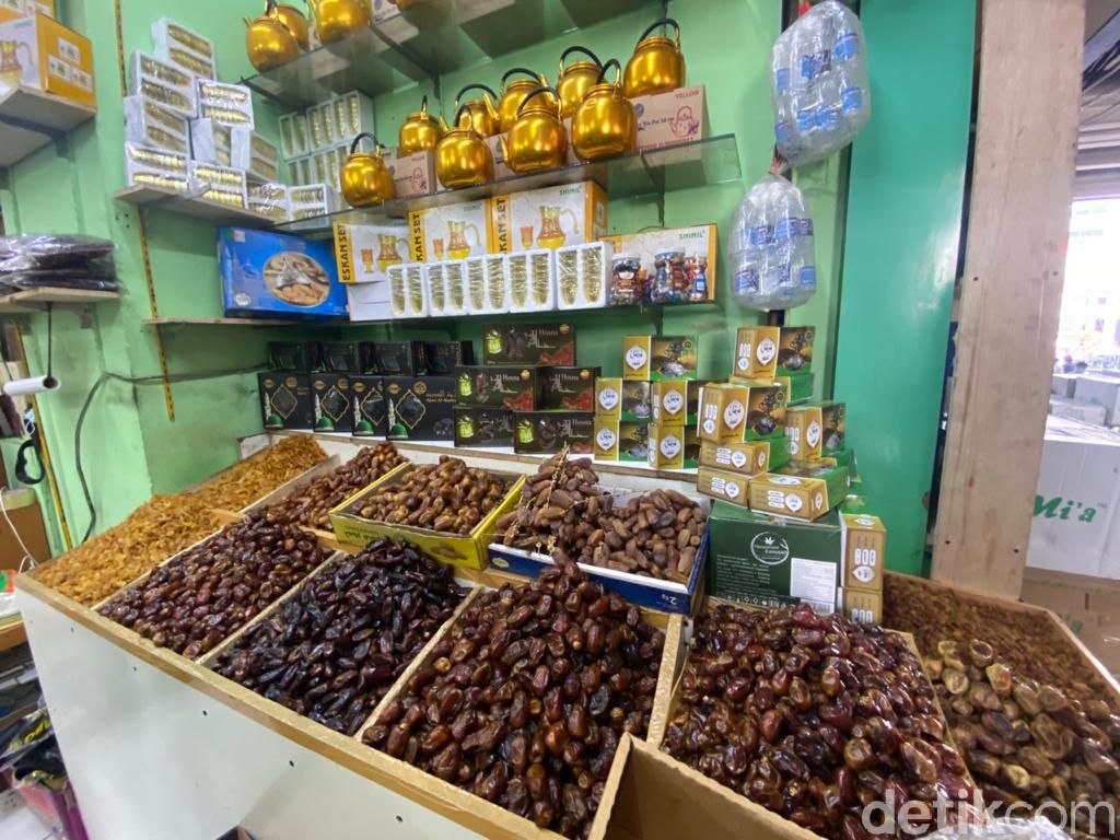 Segini Harga Kurma  Ajwa Madinah dan Medjool di Pasar Tanah  