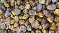 Kurma sukkari tak pernah kehilangan penggemar. Harga kurma yang manisnya mirip karamel ini berkisar Rp 70 ribu. Tapi kalau beli 1 boks ukuran 3,5 kg, harganya Rp 165 ribu. Foto: detikfood