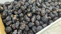 Kalau kurma ajwa kualitas sedang, harganya mulai dari Rp 135 ribu, Rp 150 ribu, dan Rp 175 ribu per kilo gram. Foto: detikfood