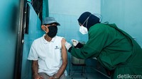 Terkait hukum vaksin ketika puasa, Majelis Ulama Indonesia (MUI) menegaskan, puasa tak seharusnya menjadi alasan untuk masyarakat menghindari vaksin COVID-19. (Foto: Andhika Prasetia/detikcom)