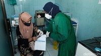 Setelah vaksinasi, lansia dipersilakan menunggu sekitar 30 menit untuk menjalani observasi. (Foto: Andhika Prasetia/detikcom)