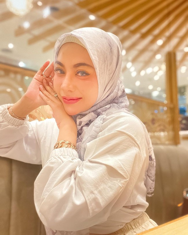 Liza Aditya dulunya dikenal sebagai penyanyi berpenampilan seksi. Kini ia mantap berhijab dan memutuskan hijrah. Foto: Instagram/@lzadtya