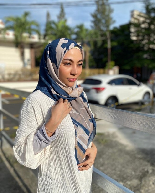 Pelantun lagu Bukan Kisah yang Salah ini mengaku sudah latihan memakai hijab di keseharian sejak beberapa waktu lalu. Foto: Instagram/@lzadtya