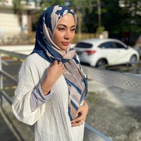 Pelantun lagu Bukan Kisah yang Salah ini mengaku sudah latihan memakai hijab di keseharian sejak beberapa waktu lalu. Foto: Instagram/@lzadtya