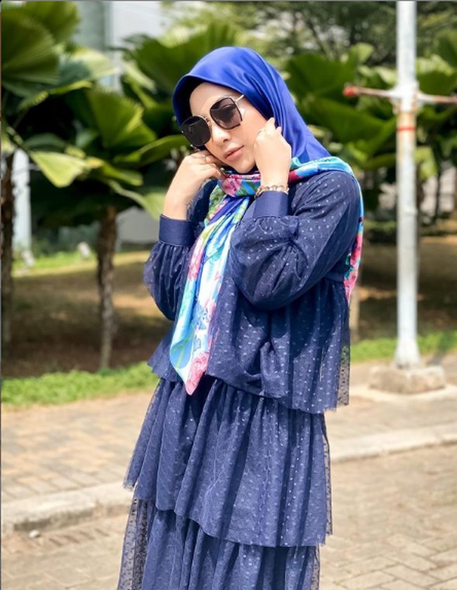 Liza Aditya memilih gaya hijab simpel dengan busana feminin kasual. Sementara untuk jilbab, ia mengandalkan scarf motif print yang kekinian untuk tampil stylish. Foto: Instagram/@lzadtya