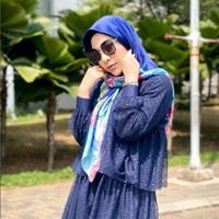 Liza Aditya memilih gaya hijab simpel dengan busana feminin kasual. Sementara untuk jilbab, ia mengandalkan scarf motif print yang kekinian untuk tampil stylish. Foto: Instagram/@lzadtya