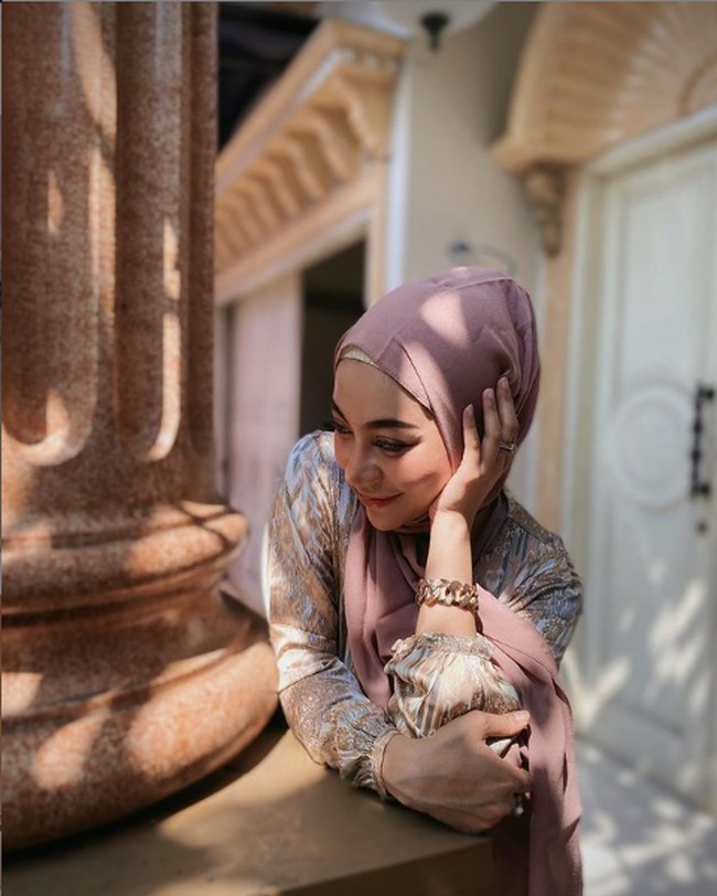 Seperti dikutip dari detikhot, keinginan untuk menutup aurat muncul setelah ia menjalani ibadah umrah pada 2018. Namun kala itu dirinya masih ragu. Foto: Instagram/@lzadtya