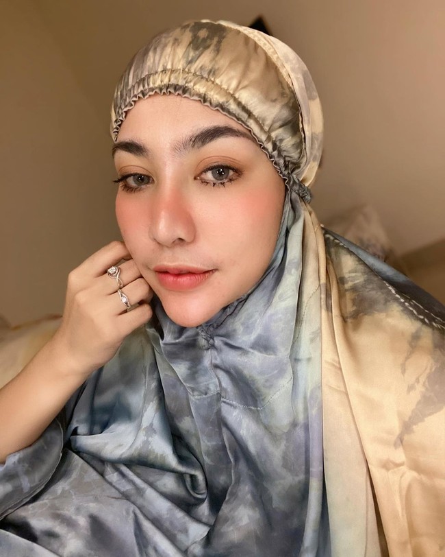 Alhamdulillah reaksinya kak cantik banget, kak selamat ya, semangat ya semoga istikamah. Mereka semua mendukung. Ini adalah sesuatu yang baik jadi kenapa nggak dilanjutin, tuturnya. Foto: Instagram/@lzadtya