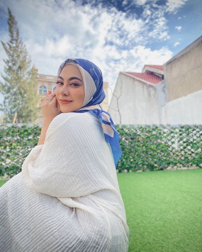 Liza Aditya pun menghapus semua fotonya di Instagram dan menggantinya dengan penampilan ketika ia sudah berhijab. Tak disangka, respons netizen heboh. Tapi sebagian besar mendukung keputusannya dan memuji penampilannya. Foto: Instagram/@lzadtya
