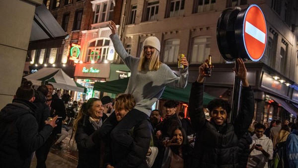 Dilonggarkannya lockdown, membuat warga mengambil kesempatan untuk menikmati kembali makanan dan minuman di restoran favorit mereka. Getty Images/Chris J Ratcliffe Dilonggarkannya lockdown, membuat warga mengambil kesempatan untuk menikmati kembali makanan dan minuman di restoran favorit mereka. Getty Images/Chris J Ratcliffe