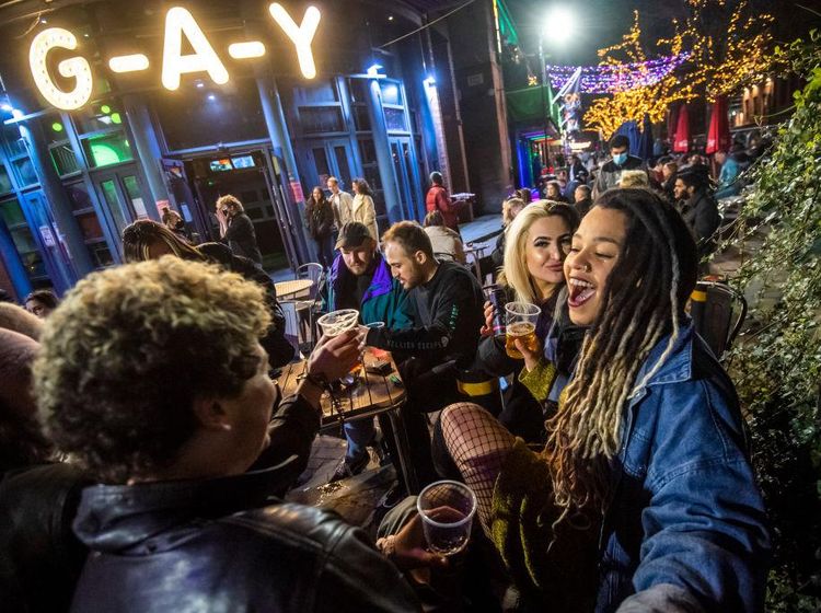 Lockdown Dibuka, Warga Inggris Asik Nongkrong Lagi