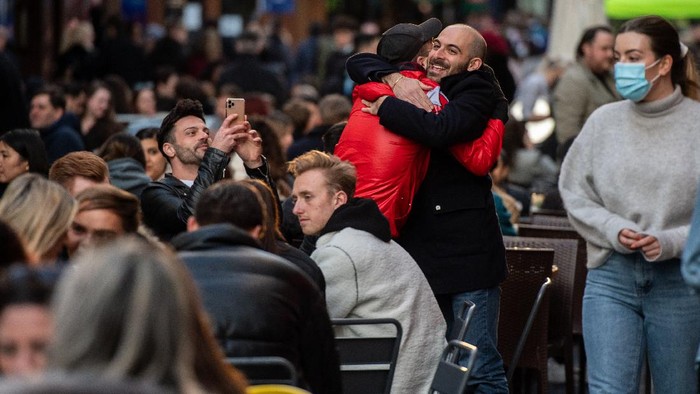Lockdown Dibuka, Warga Inggris Asik Nongkrong Lagi LONDON, ENGLAND - APRIL 12: Revellers drink in Soho as non essential retail reopens on April 12, 2021 in London, United Kingdom. England has taken a significant step in easing its lockdown restrictions, with non-essential retail, beauty services, gyms and outdoor entertainment venues among the businesses given the green light to re-open with coronavirus precautions in place. Pubs and restaurants are also allowed open their outdoor areas, with no requirements for patrons to order food when buying alcoholic drinks. (Photo by Chris J Ratcliffe/Getty Images)