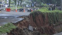 Longsor yang terjadi pada Senin (12/4) pukul 21.00 WIB tersebut akibat intensitas hujan yang tinggi dan menyebabkan sebagain jalan amblas dengan kedalaman dan lebar kurang lebih 5 meter. 