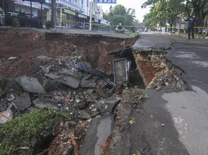 Perbaikan Jalan GDC Depok Tunggu 2 Bulan, Di Surabaya-Jepang Hitungan Hari