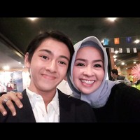 Puluhan tahun berlalu setelah sinetron Si Doel Anak Sekolahan, sosok pemeran Munaroh menarik atensi karena penampilannya bikin pangling. Lewat akun Instagramnya @maryati.tohirr, ia mengunggah beberapa foto terkini. Maryati sang pemeran Munaroh kini sudah tampil berhijab dan semakin awet muda. Foto: Instagram @maryati.tohirr