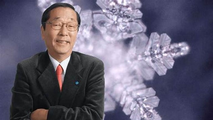 Dr Masaru Emoto terkenal salah satunya karena eksperimen air yang menyebut kesadaran manusia dapat mempengaruhi struktur molekul air. Klaimnya ini menjadi viral dan kemudian menarik perhatian banyak orang untuk melakukan penelitian serupa.

Profil Dr Masaru Emoto, ia adalah seorang pseudo-scientist. Ia merupakan seorang pria asal Negeri Sakura, Jepang.

Dr Emoto lahir 22 Juli 1943 di Yokohama, Jepang, dan lulusan dari Yokohama Municipal University. Ia bekerja di Nagoya Office (Kantor Pusat Jepang) di Yomiuri Shimbun, kemudian mendirikan perusahaan International Health Medical pada tahun 1986.