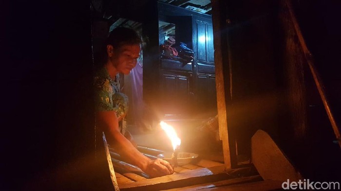 Warga di Kabupaten Polewali Mandar memiliki tradisi unik menyambut datangnya bulan suci ramadhan. Mereka menggelar tradisi mattunu solong sejenis pelita, yang cahayanya dipercaya dapat membawa keberkahan.