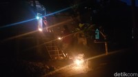 Suasana malam pun tampat indah bermandikan cahaya api dari sulong. (Abdy Febriady/detikcom)