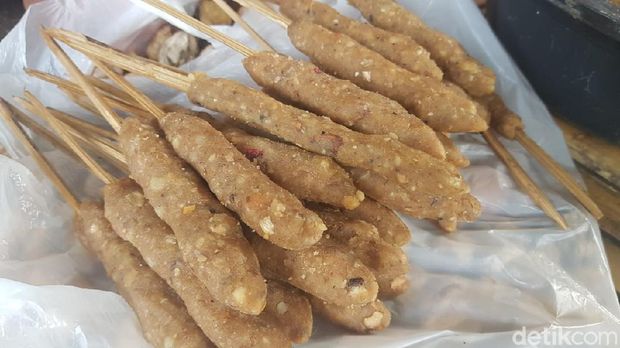 Warga di Kabupaten Polewali Mandar memiliki tradisi unik menyambut datangnya bulan suci ramadhan. Mereka menggelar tradisi mattunu solong sejenis pelita, yang cahayanya dipercaya dapat membawa keberkahan.