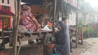 Proses pembuatannya cukup mudah, adonan buah kemiri dan kapas dililit pada sepotong bambu. Lalu dikepal agar tak terlepas. (Abdy Febriady/detikcom)