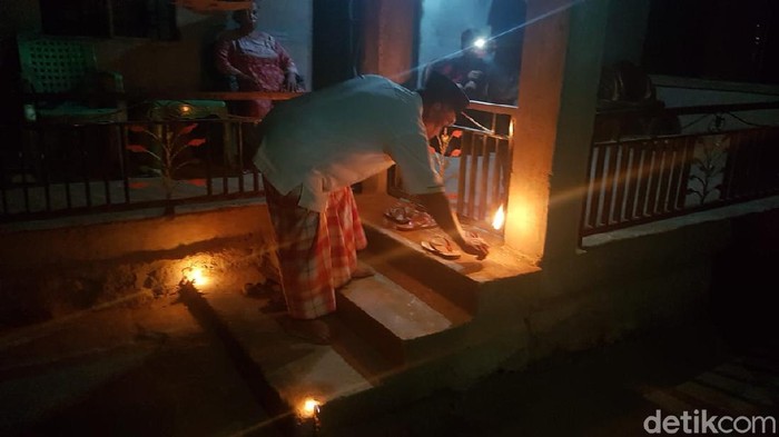 Warga di Kabupaten Polewali Mandar memiliki tradisi unik menyambut datangnya bulan suci ramadhan. Mereka menggelar tradisi mattunu solong sejenis pelita, yang cahayanya dipercaya dapat membawa keberkahan.