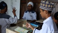 Adalah Ustaz Abu Kahfi pendiri sekaligus pengasuh di Ponpes ini. Pria 47 tahun asal Bandung itu sudah sejak 1,5 tahun yang lalu pindah ke Yogyakarta dan mendirikan pondok pesantren khusus tunarungu.