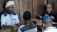 Ia menceritakan membangun ponpes khusus tunarungu karena resah melihat banyak tunarungu yang awam dengan pengetahuan agama. Bahkan, kata Ustaz Abu, ada tunarungu yang ternyata telah pindah agama tapi tidak diketahui oleh orang di sekitarnya. Titik balik perjuangannya untuk menggandeng tunarungu berawal dari pertemuan dengan dua orang tunarungu di Jakarta 12 tahun silam. Kedua orang itu kemudian dibawa ke Bandung. Bukan untuk belajar agama, namun lebih kepada belajar saling memahami.