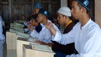 Belasan tahun berjalan dan hanya melakukan pertemuan dengan para tunarungu di rumah dan masjid akhirnya membuat Ustaz Abu pindah ke Yogyakarta. Di Yogya, ia kemudian mendirikan ponpes untuk tunarungu dan saat ini menjadi satu-satunya ponpes yang mengajarkan ilmu agama ke santri dengan menggunakan bahasa isyarat. Termasuk saat mereka melantunkan Al-Quran juga menggunakan bahasa isyarat.