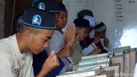 Di ponpes ini, para santri bukan hanya dibekali pendidikan agama. Ada juga pendidikan formal yang diajarkan. Sehingga ketika lulus dari pondok, mereka juga bisa mengantongi ijazah.