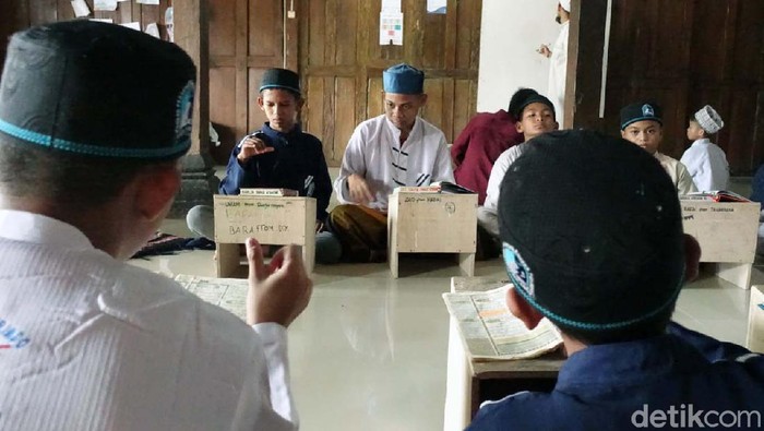 Melihat Ponpes Tunarungu, Pencetak Hafidh Quran Sebuah Ponpes di Kabupaten Sleman ini mendidik para santri yang semuanya tunarungu. Mereka didik untuk menjadi para penghafal Alquran.