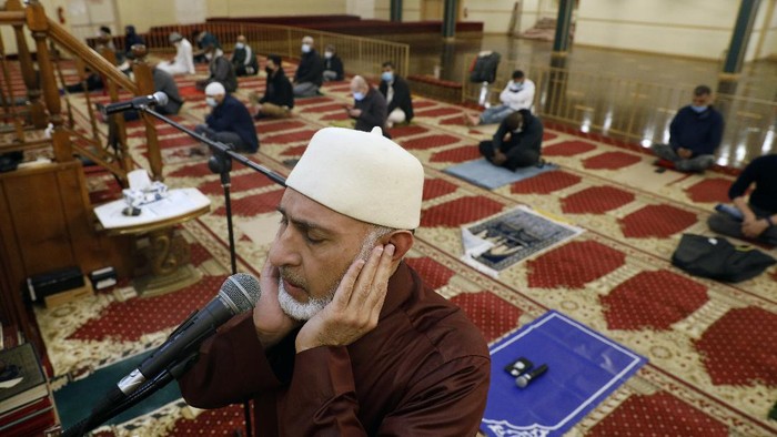 Melihat Tarawih Pertama Umat Muslim di Chicago AS A Muslim makes a donation after an evening prayer called