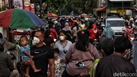 Di hari pertama Ramadhan ini sejumlah warga memadati pasar takjil dadakan untuk berburu berbagai makanan dan minuman untuk berbuka puasa.