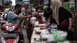 Foto: Warga Membludak di Pasar Takjil Ramadhan Koja