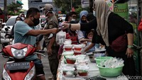 Diketahui, sejumlah pedagang kembali berjualan takjil di tahun ini untuk mencari rezeki meski masih pandemi.