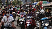 Takjil yang dijual berupa es campur, es cendol, es jeruk, cemilan, kue, gorengan, otak-otak dan yang lainnya .