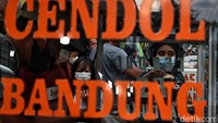 Sejumlah warga membeli makanan yang dijual pedagang di pasar takjil dadakan yang berada di kawasan Koja, Jakarta Utara.
