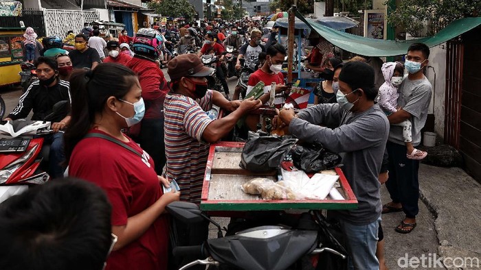 Melihat Warga Membludak di Pasar Takjil Ramadhan Koja Sejumlah warga memadati pasar takjil dadakan di kawasan Koja, Jakarta Utara. Warga antusias berburu takjil untuk berbuka puasa di hari pertama Ramadhan.