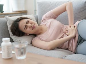 8 Tanda-tanda Kanker Ovarium, Kembung hingga Kram Menstruasi