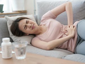 8 Tanda-tanda Kanker Ovarium, Kembung hingga Kram Menstruasi