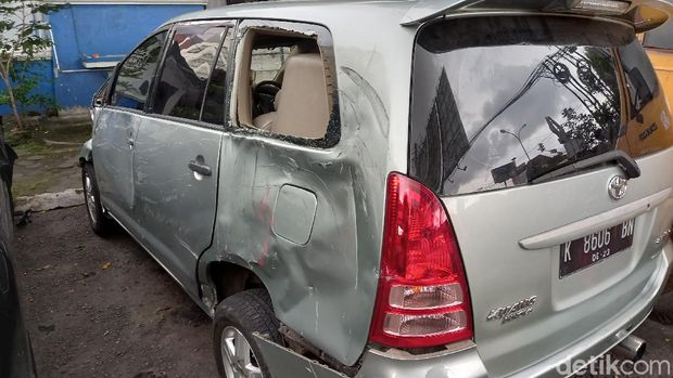 Mobil Toyota Kijang Innova menabrak satu mobil Honda Civic Type R dan lima sepeda motor di kawasan simpang tiga Jalan Kyai Mojo, Kota Yogyakarta, Selasa (13/4/2021).