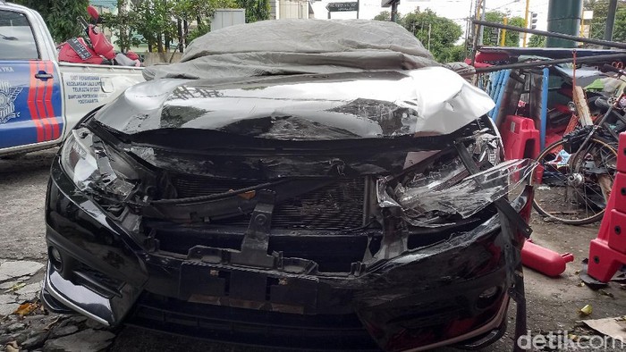 Mobil Toyota Kijang Innova menabrak satu mobil Honda Civic Type R dan lima sepeda motor di kawasan simpang tiga Jalan Kyai Mojo, Kota Yogyakarta, Selasa (13/4/2021).
