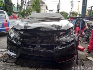 Tabrakan 2 Mobil dan 5 Motor Terjadi di Simpang Kyai Mojo Yogya