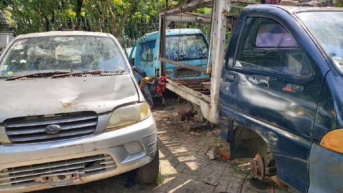 Mobil yang telah dipreteli pelaku di area parkiran IRTI Monas, Jakarta Pusat