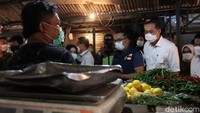 Lutfi yang didampingi Gubernur Jawa Barat Ridwan Kamil dan Wakil Wali Kota Bandung Yana Mulyana melakukan kunjungan ke dua pasar, yakni Pasar Kosambi dan Pasar Sederhana.