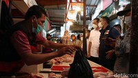 Pantauan detikcom, Selasa (13/4/2021) di Pasar Sederhana, Lutfi langsung mendatangi sejumlah jongko pedagang untuk mengetahui harga pangan di pasaran.