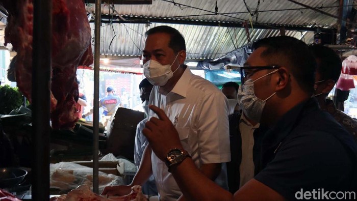 Di Hari pertama Ramadhan, Menteri Perdagangan Muhammad Lutfi meninjau sejumlah pasar tradisional di Kota Bandung. Bersama Ridwan Kamil, mereka memantau harga kebutuhan pokok.
