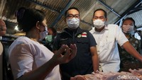 Menteri Perdagangan Muhammad Lutfi melakukan kunjungan ke sejumlah pasar tradisional di Kota Bandung. Lutfi datang untuk memantau harga kebutuhan pokok.
